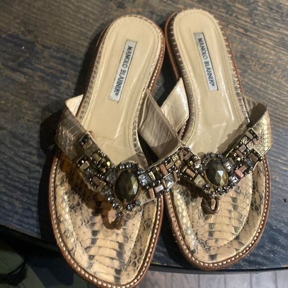MANOLO BLAHNIK Gold  reptile pescatarian leather thong sandals sz38 - Picture 1 of 7